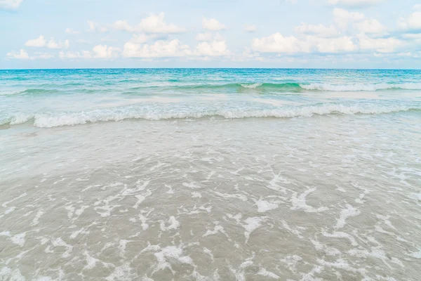 푸른 바다와 하늘 아름 다운 하얀 모래 해변 — 스톡 사진