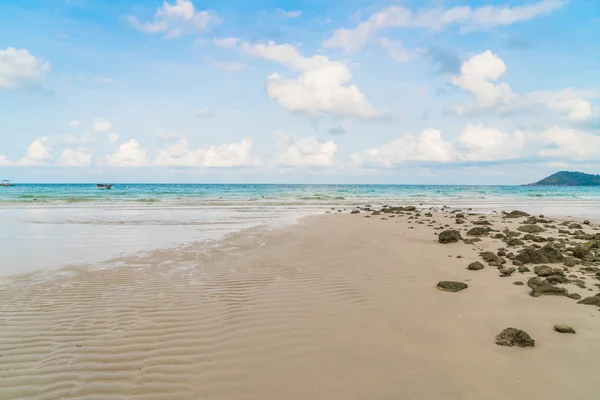 Belle plage de sable blanc avec mer bleue et ciel — Photo