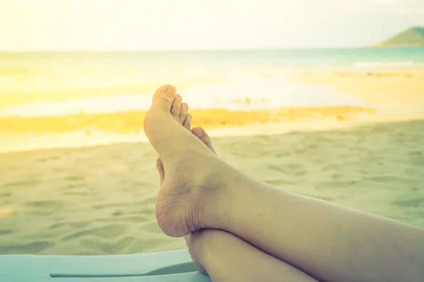 Женская нога на тропическом морском пляже - отфильтрованное изображение, обработанное винтой — стоковое фото