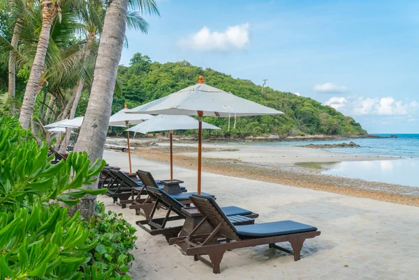 Belles chaises de plage avec parasol sur sable blanc tropical beac — Photo