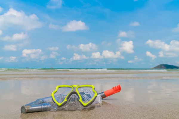 Duikuitrusting op de witte zee zand strand — Stockfoto