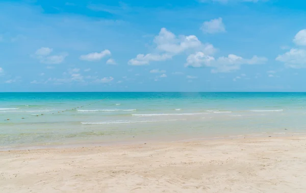 Schöner weißer Sandstrand mit blauem Meer und Himmel — Stockfoto