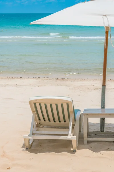 Beautiful beach chairs with umbrella on tropical white sand beac — Stock Photo, Image