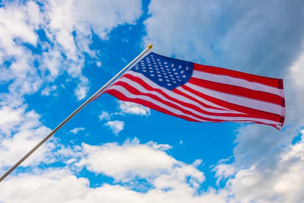 Mavi gökyüzünde Amerikan bayrağı .