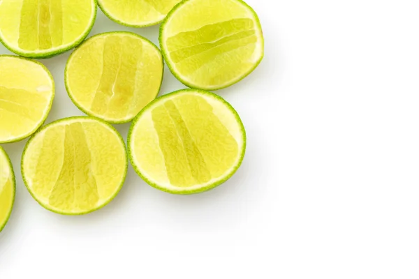 Fetta di limone su fondo bianco . — Foto Stock