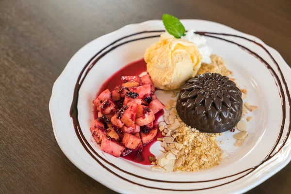 Siyah frenk üzümü, yaban mersini meyve şeftali, elma ile çikolatalı kek — Stok fotoğraf