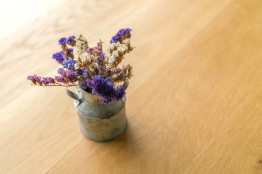 Masaya güzel çiçek demet .