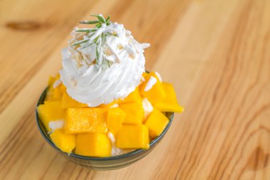 Kore usulü taze mango. Ahşap masada buzlu. .