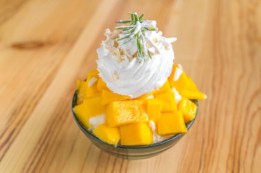 Kore usulü taze mango. Ahşap masada buzlu. .