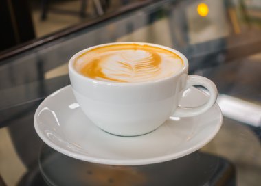 Latte Kahve sanat masada .