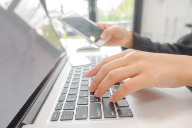 iş kadını el laptop klavye mo ile yazarak closeup