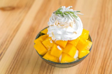 Kore usulü taze mango. Ahşap masada buzlu. .