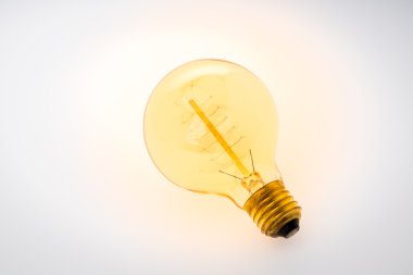 Beyaz arkaplanda ampul