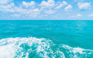 Deniz su yüzeyi tekne arkasında iz