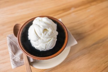 Tahta masadaki kasede süt dondurması.  .