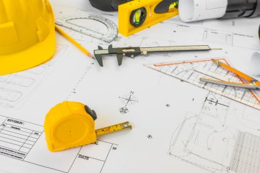 Bluep sarı kask ve çizim araçları ile inşaat planları