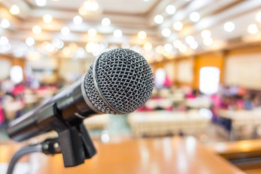 Konferans salonunda siyah mikrofon .