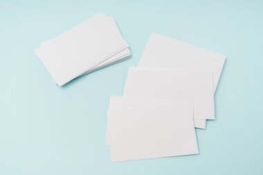 Mavi arka plan üzerinde boş kartvizit .