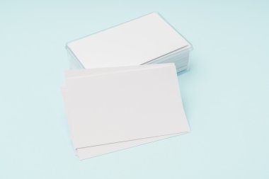 Mavi arka plan üzerinde boş kartvizit .