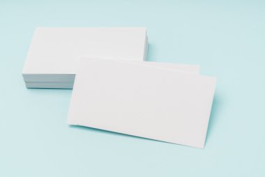 Mavi arka plan üzerinde boş kartvizit .