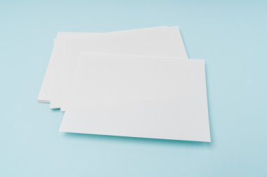 Mavi arka plan üzerinde boş kartvizit .