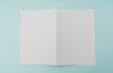 Bifold beyaz şablon kağıt üzerinde mavi arka plan .