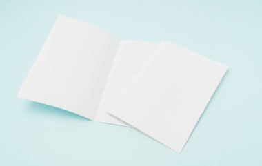 Bifold beyaz şablon kağıt üzerinde mavi arka plan .