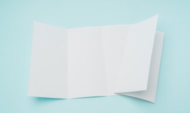 Panelli beyaz şablon kağıt üzerinde mavi arka plan .