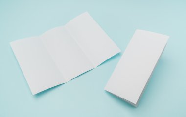 Panelli beyaz şablon kağıt üzerinde mavi arka plan .