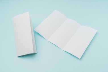 Panelli beyaz şablon kağıt üzerinde mavi arka plan .