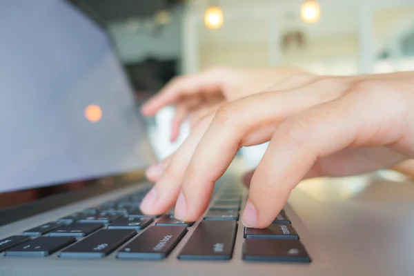 Closeup podnikání žena ruční psaní na klávesnici notebooku s mo — Stock fotografie