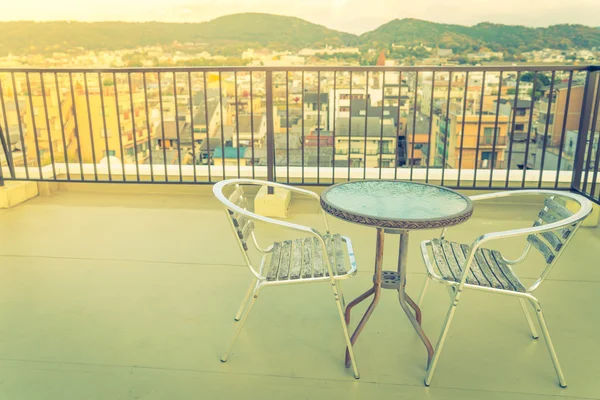 Mesa y sillas en la azotea terraza exterior. (Filtrado ima —  Fotos de Stock