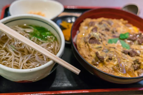 テーブルの上の日本のラーメン . — ストック写真