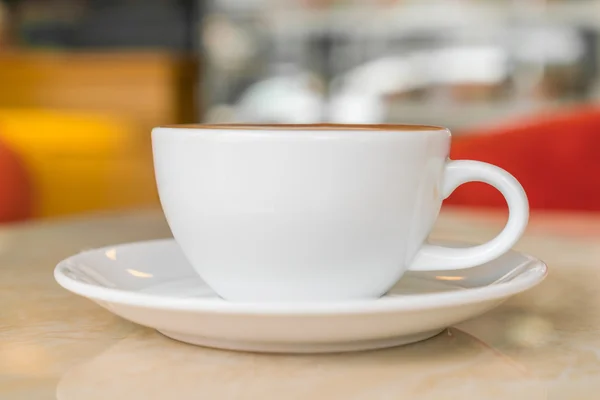 Kaffekopp på bord i café . — Stockfoto
