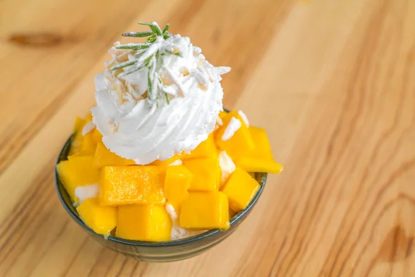 Koreanischer Stil frische Mango rasiertes Eis auf Holztisch . — Stockfoto