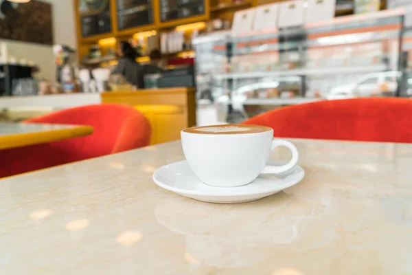 Kaffeetasse auf dem Tisch im Café . — Stockfoto