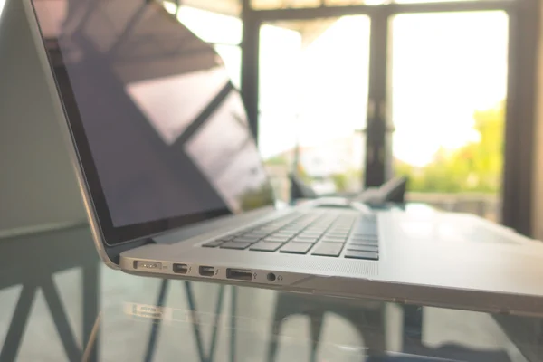 Close up van Computer laptop. (Gefilterde afbeelding verwerkt vintage — Stockfoto