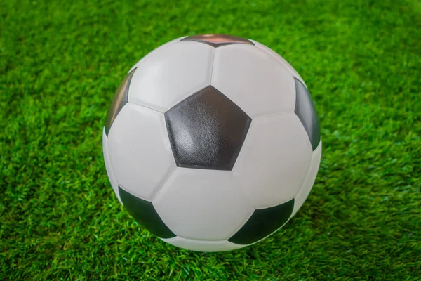 Bola de futebol na grama verde . — Fotografia de Stock