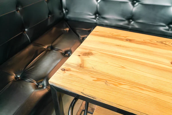 Tafels en stoelen in restaurant . — Stockfoto