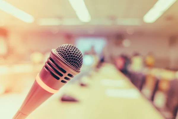 Microfono nero in sala conferenze. (Elaborazione immagine filtrata — Foto Stock