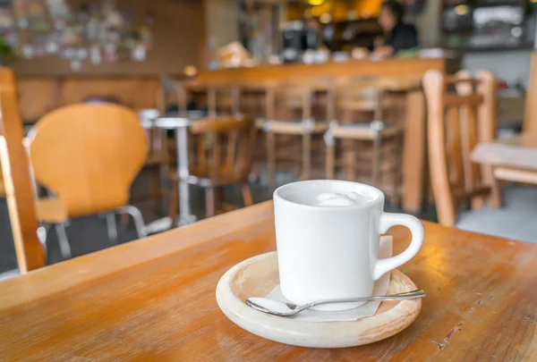 Kaffeetasse auf dem Tisch im Café — Stockfoto