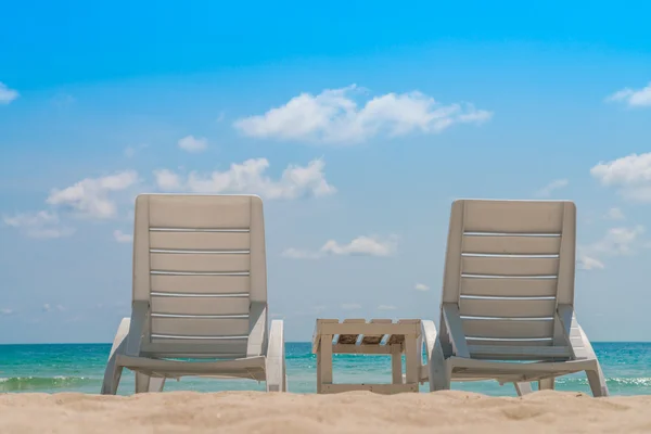 Strandkörbe am tropischen weißen Sandstrand — Stockfoto