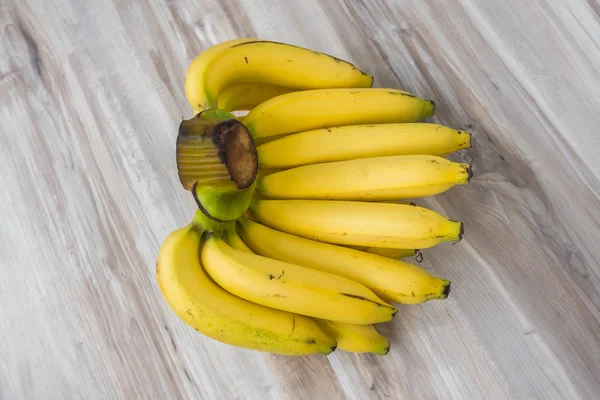 Verse bananen op houten tafel . — Stockfoto