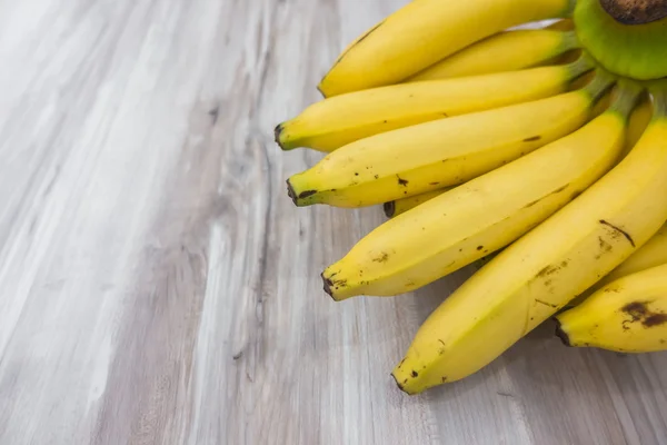 Bananas frescas na mesa de madeira . — Fotografia de Stock