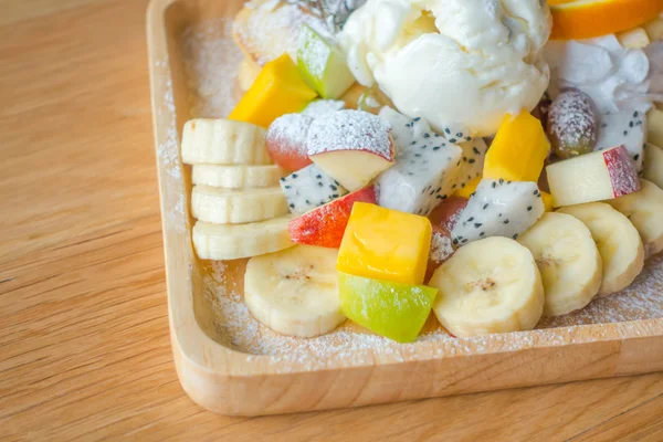 Panqueque y fruta con helado en la mesa  . —  Fotos de Stock