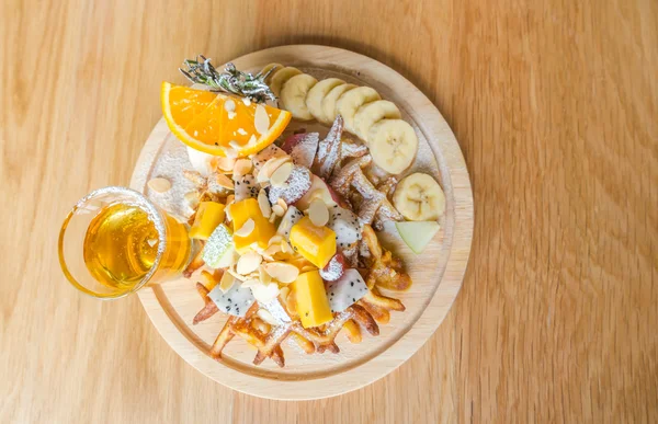 Waffel und Obst mit Eis auf dem Tisch . — Stockfoto