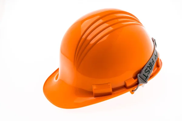 Capacete de construção de plástico rígido laranja em fundo branco  . — Fotografia de Stock