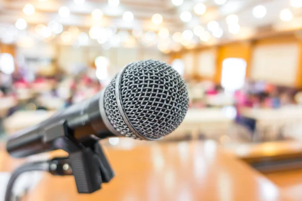 Svart mikrofon i konferensrum . — Stockfoto