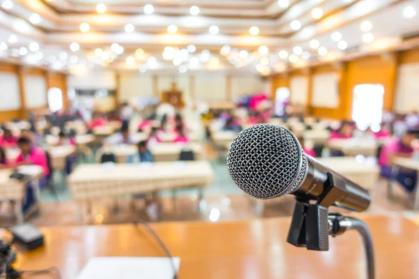 Schwarzes Mikrofon im Konferenzraum . — Stockfoto