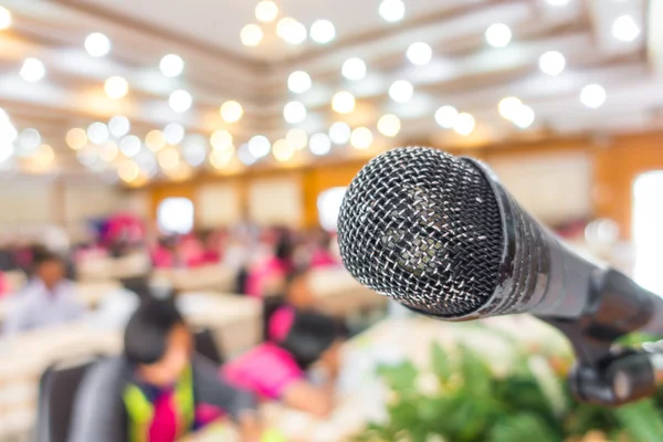 Velho microfone preto na sala de conferências  . — Fotografia de Stock